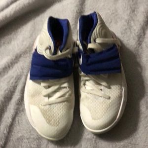Kyrie2 boys b-ball shoes